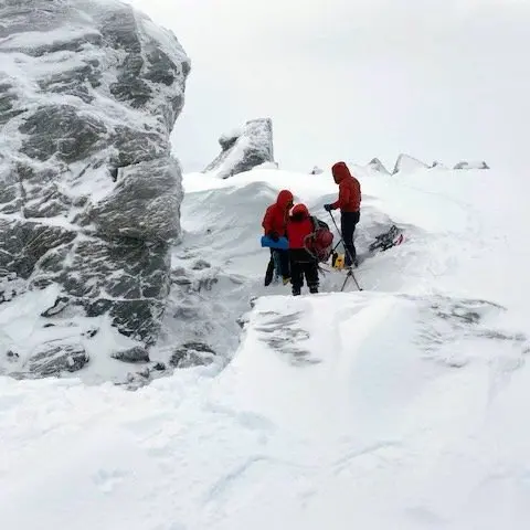 After being caught in avalanche, duo spend night in snow cave