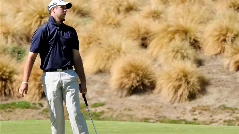 Golf: Gates opens up one-shot lead
