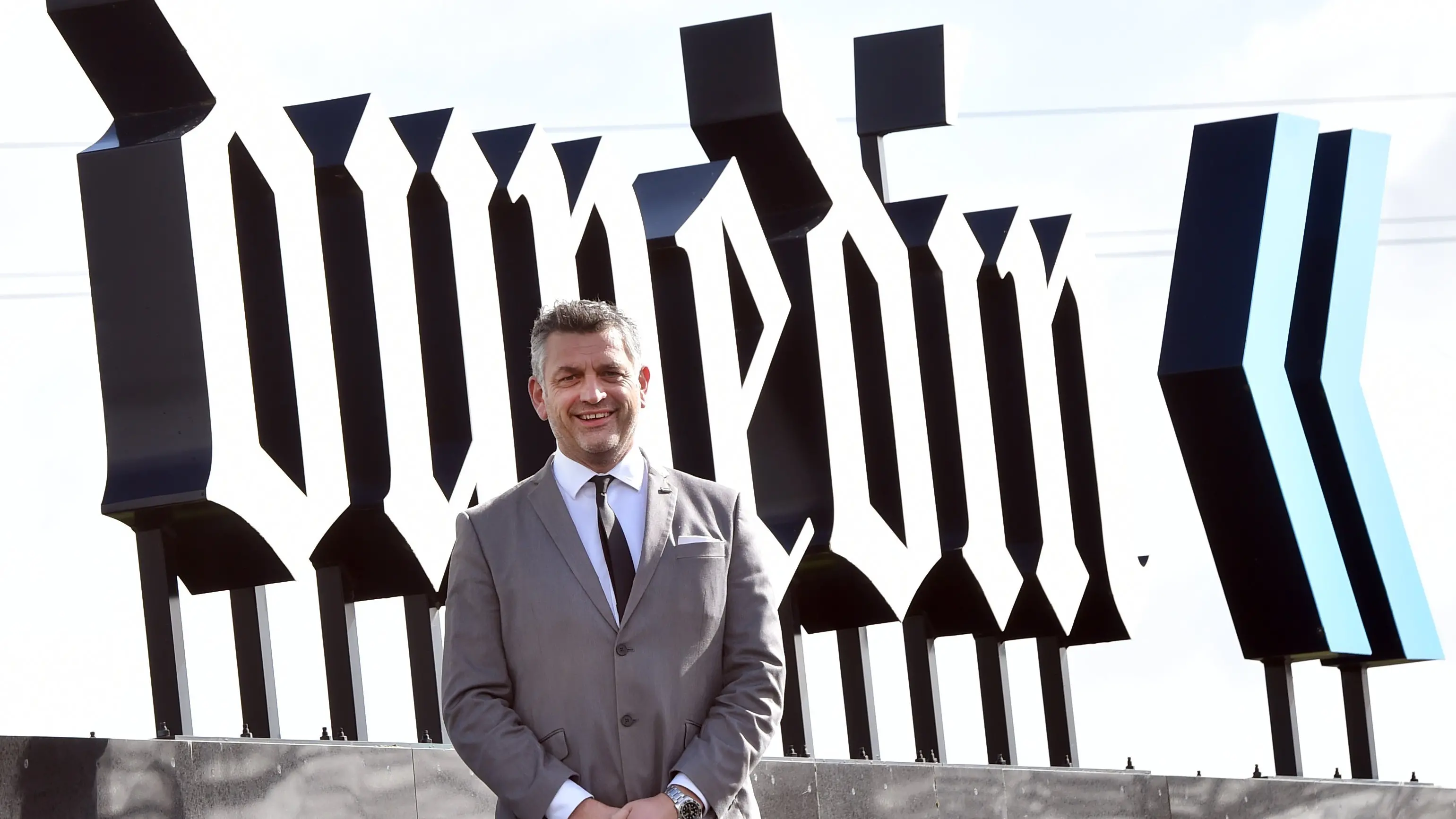 Outgoing airport boss to trade runway for garden