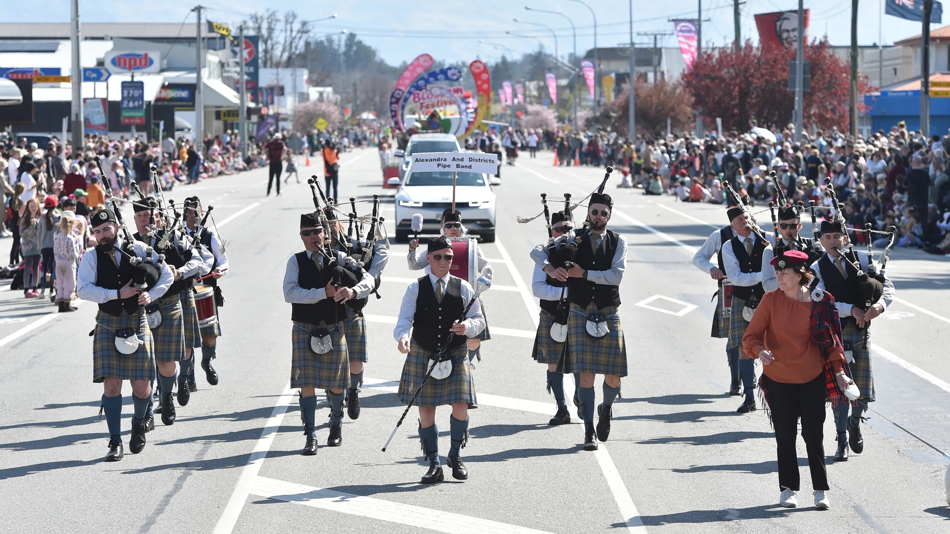 Big crowd enjoys Blossom Festival parade