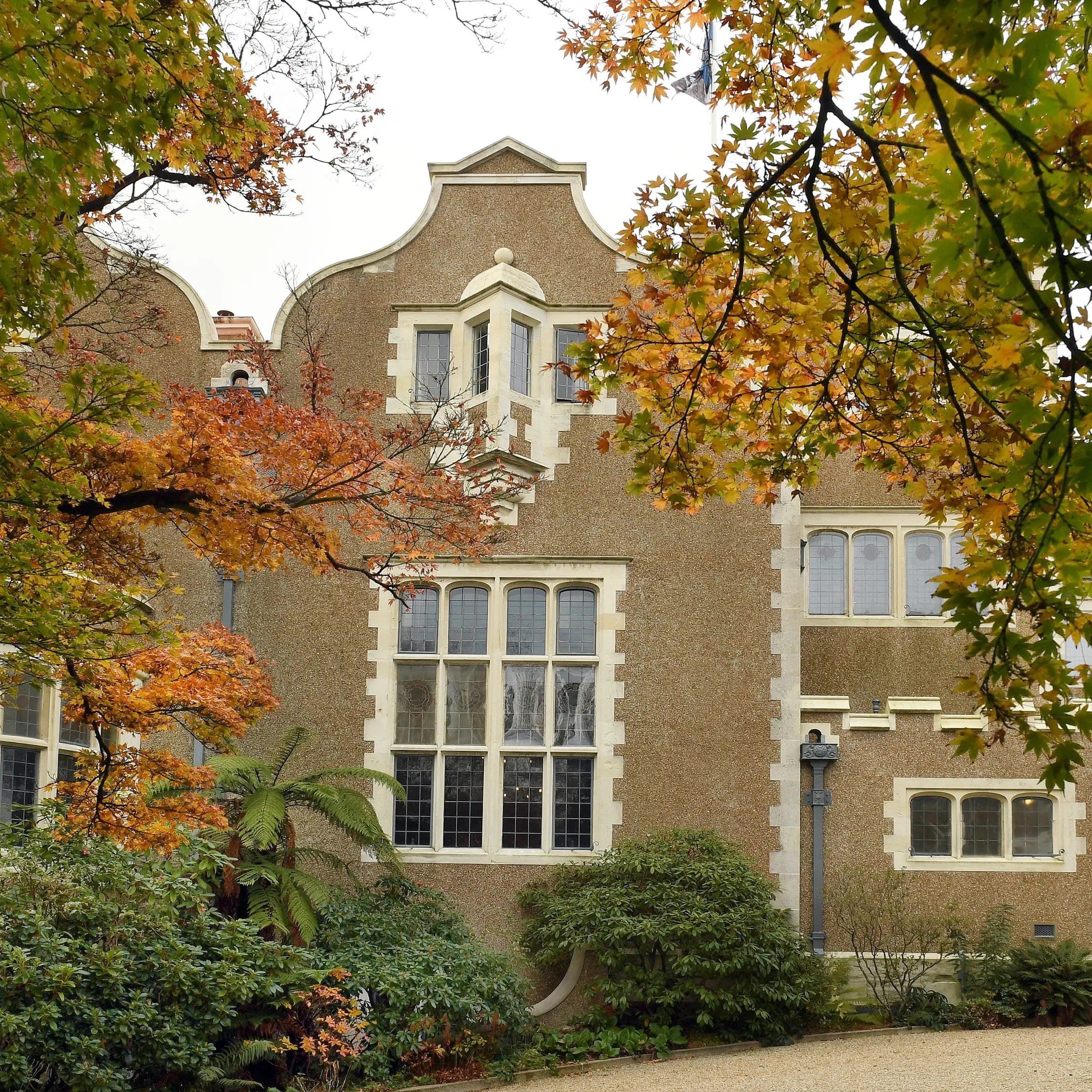 Surrounds in harmony with excellent recitals