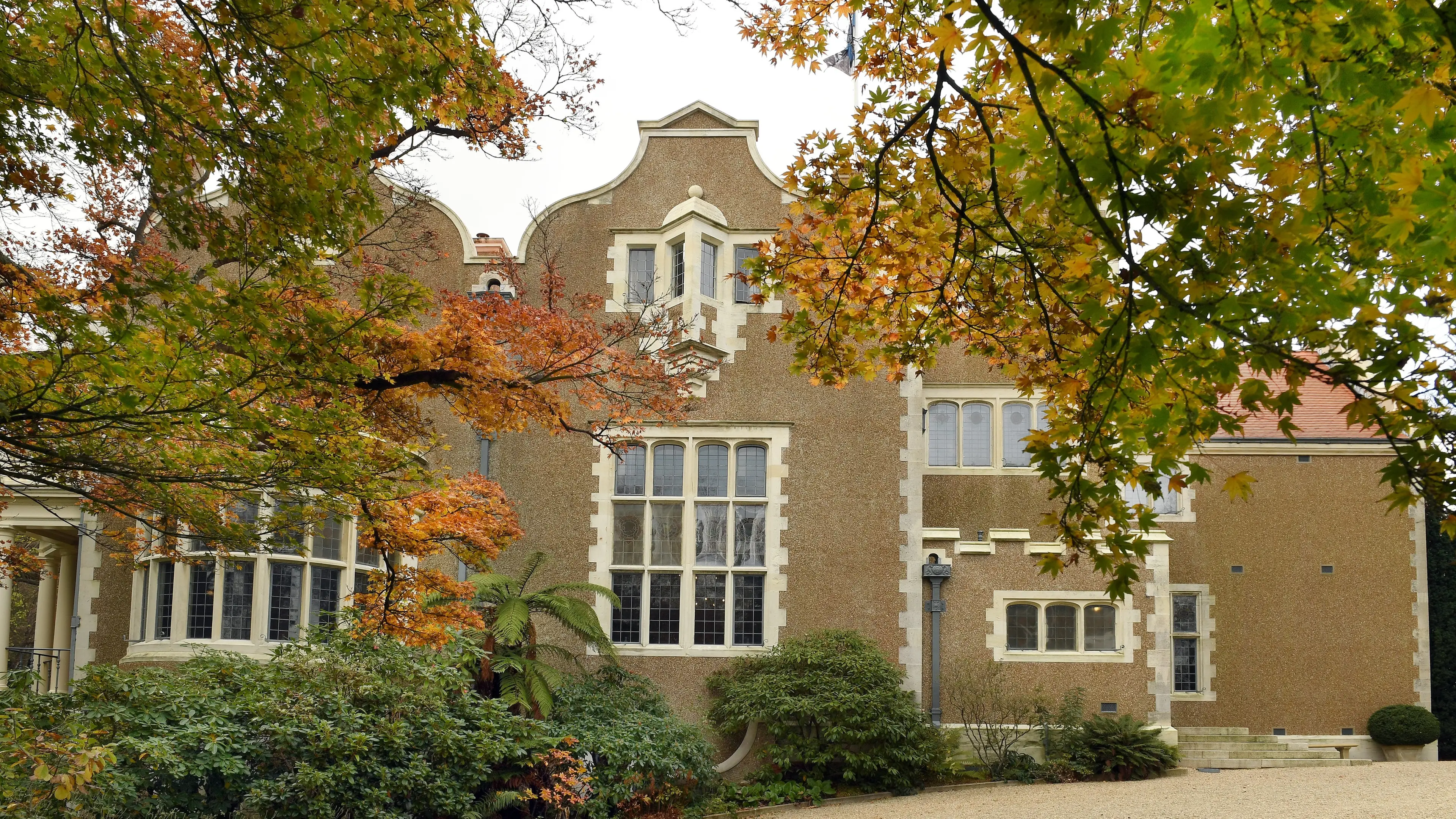 Surrounds in harmony with excellent recitals
