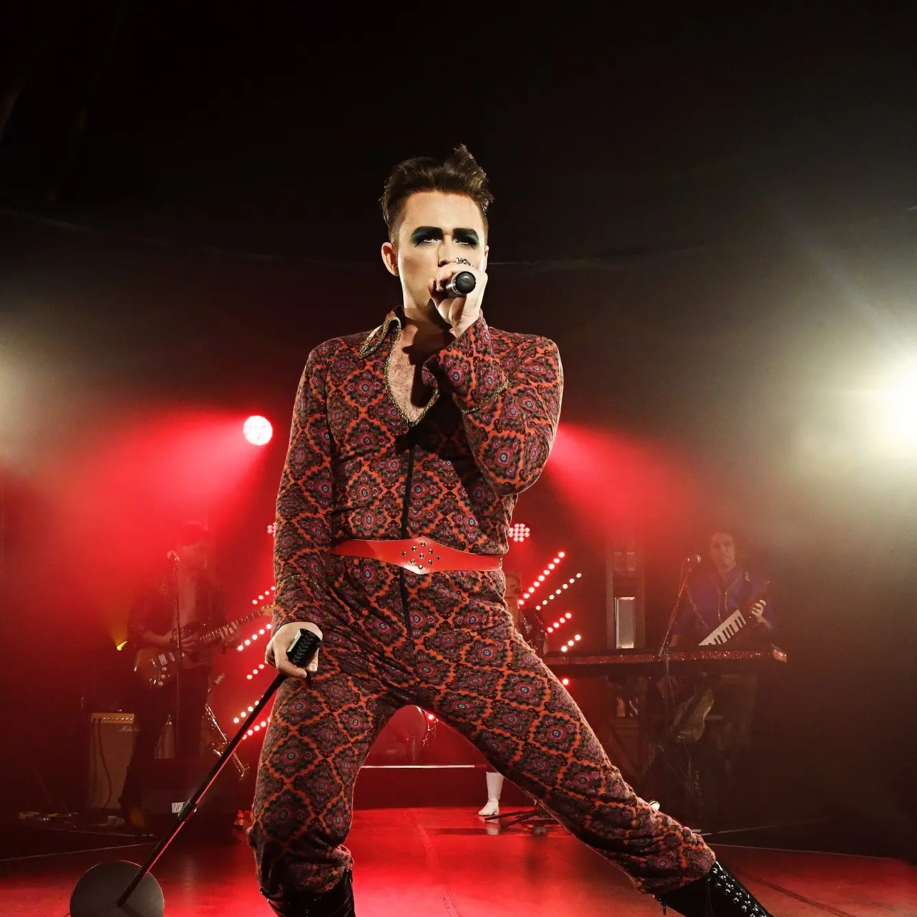 Rock meets circus in Bowie show
