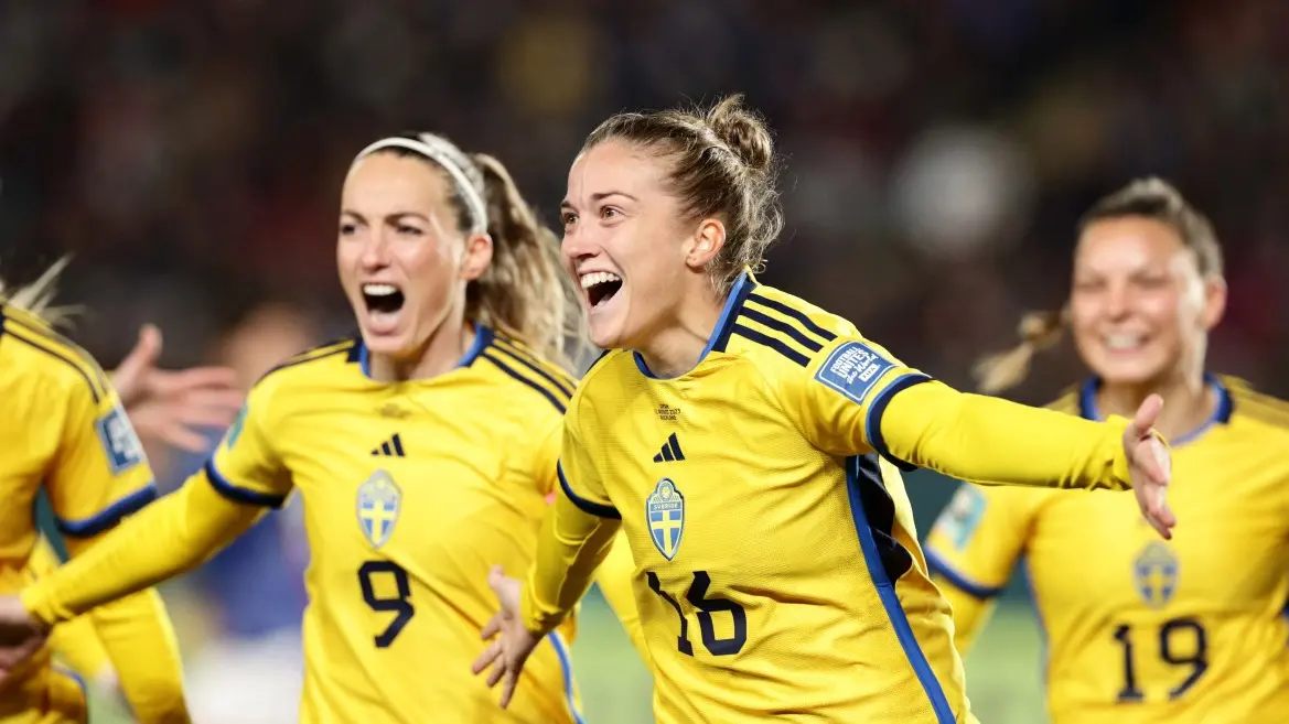 Sweden hold off Japan to reach semis at World Cup