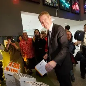 PM heckled after casting vote
