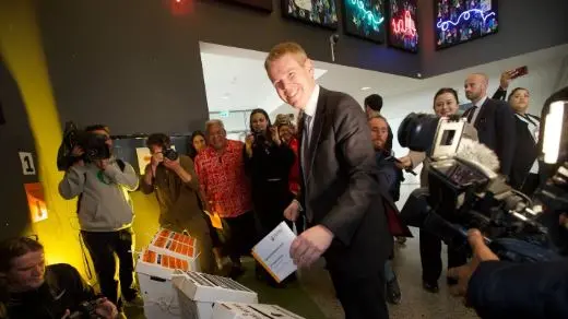 PM heckled after casting vote