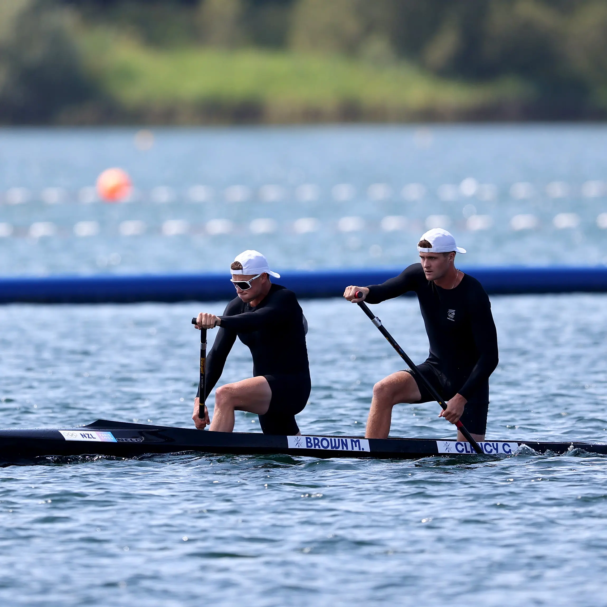 Kiwi canoe crew so bad they got sympathetic cheers