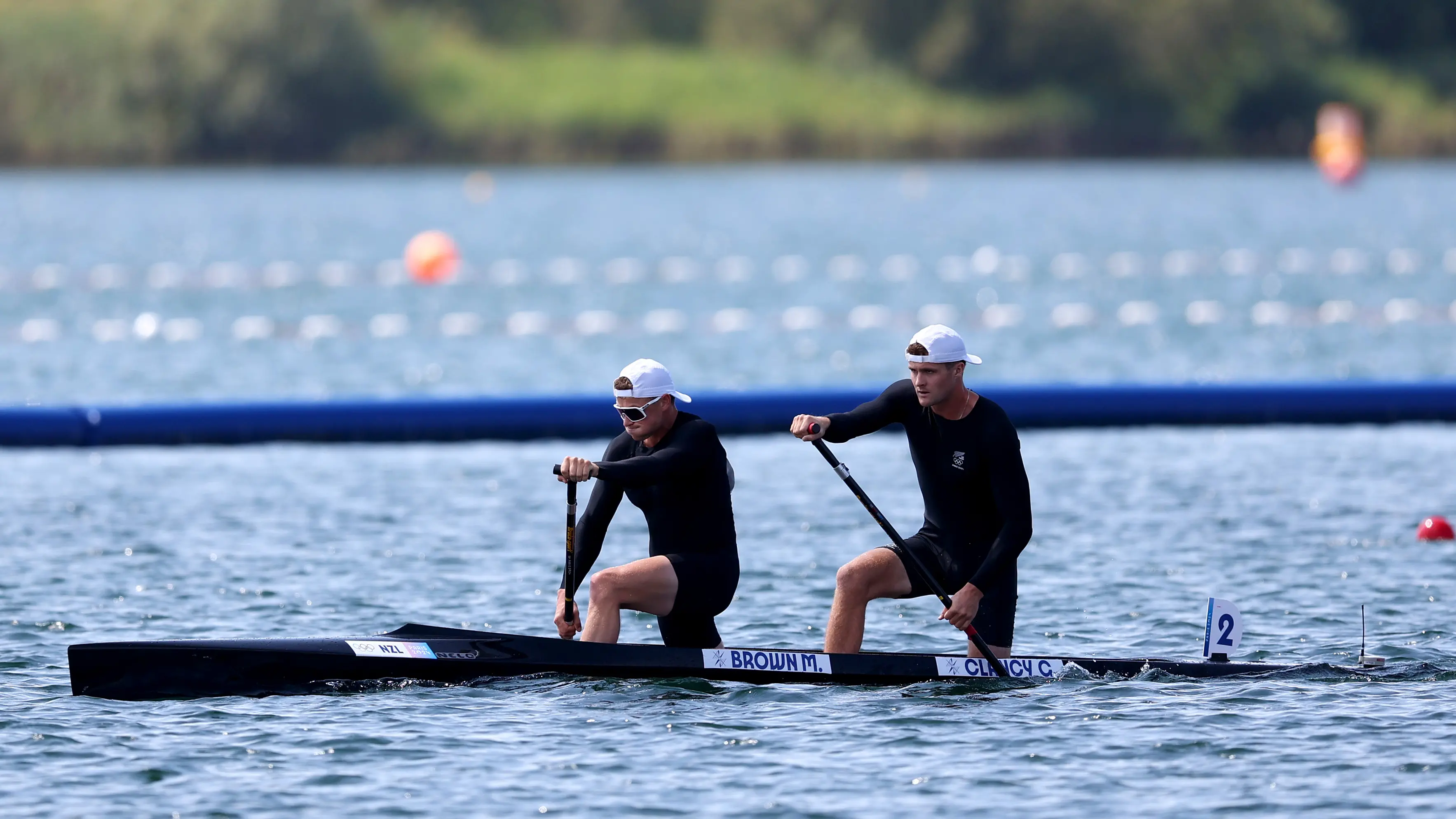 Kiwi canoe crew so bad they got sympathetic cheers