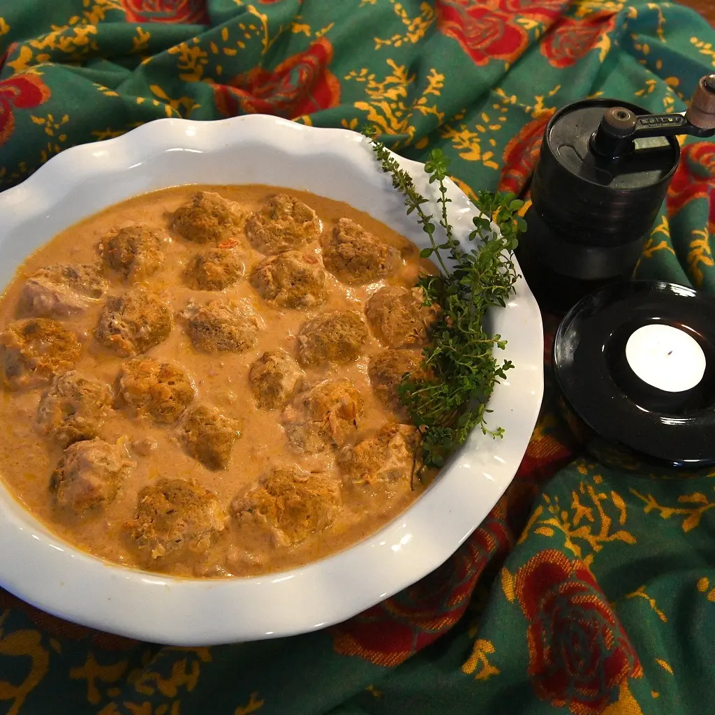 Meatballs in tomato coconut sauce