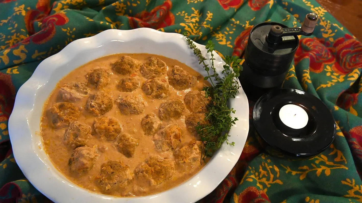Meatballs in tomato coconut sauce