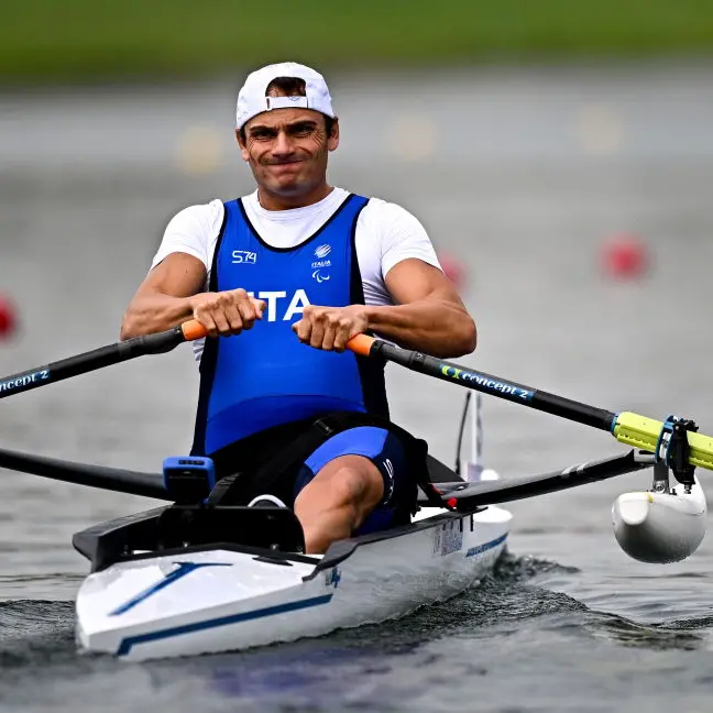 Forgotten phone costs rower bronze