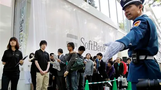 People queue for hours to get iPad