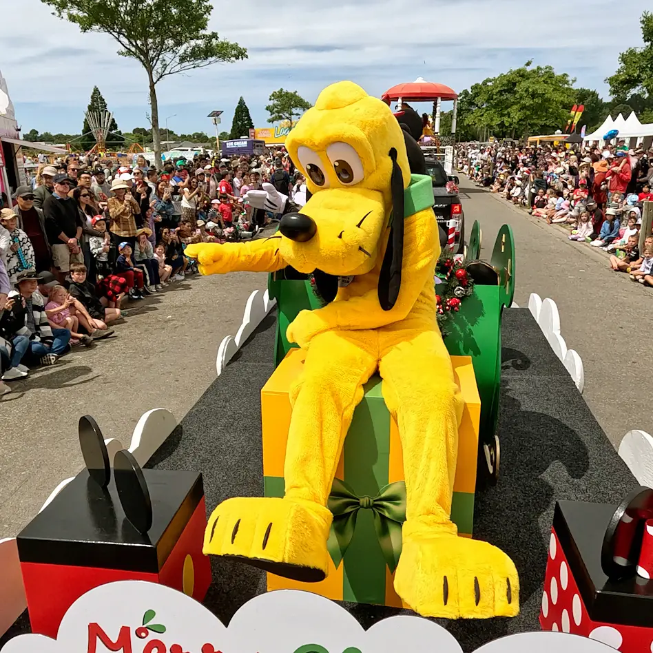70 festive floats entertain big Christmas parade crowd