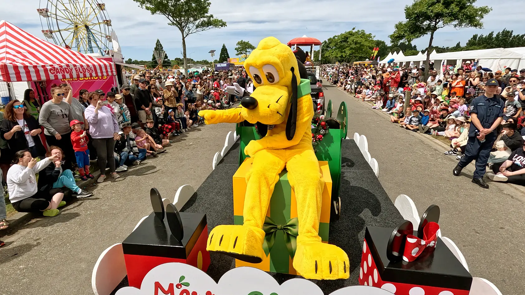 70 festive floats entertain big Christmas parade crowd