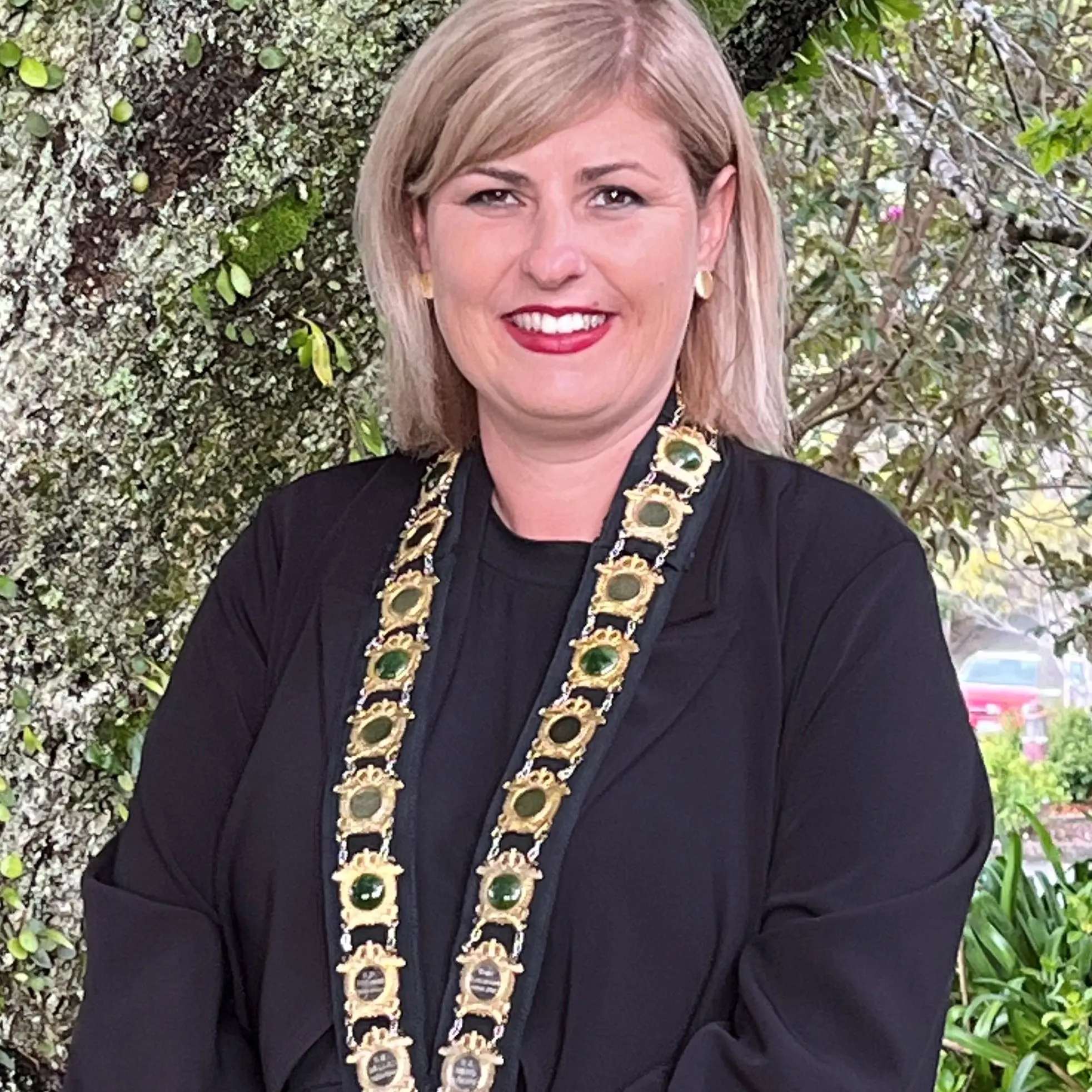 Gibson retained after 'difficult campaign'