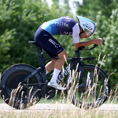 Kiwi cyclist banned for punching rival