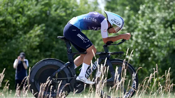 Kiwi cyclist banned for punching rival