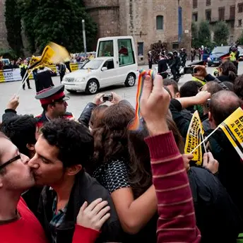 Spanish gays hold 'kiss-in' to mark Pope's visit