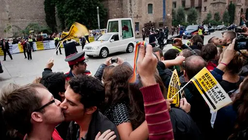 Spanish gays hold 'kiss-in' to mark Pope's visit