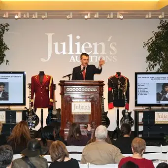 Michael Jackson glove brings $430,000 at auction