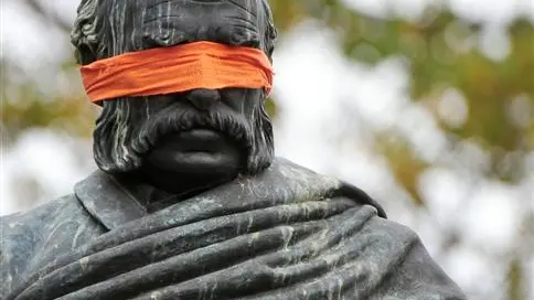 Blindfolding statues stunt to promote fringe festival