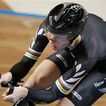 Shanks finishes a blink short of gold