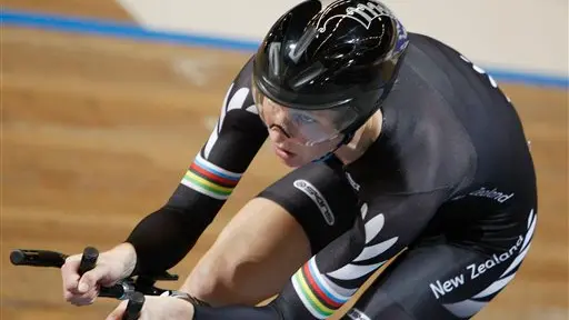 Shanks finishes a blink short of gold