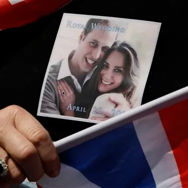 Prince William to wear red uniform to wedding