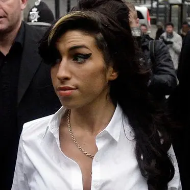 Amy Winehouse axes tour dates after being booed