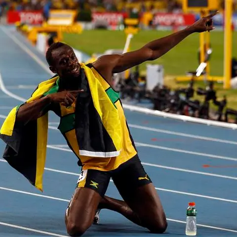 Athletics: Bolt makes amends with lightning 200