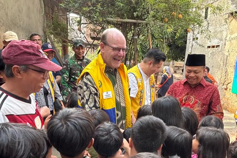 Waihopai City lions Club member Graeme Wilson greets Indonesian children after the opening of a lions club project to provide running water and toilet facilities to their village. Mr Wilson attended the event in his role as Lions Club International constitution area seven director. Photo; Supplied.