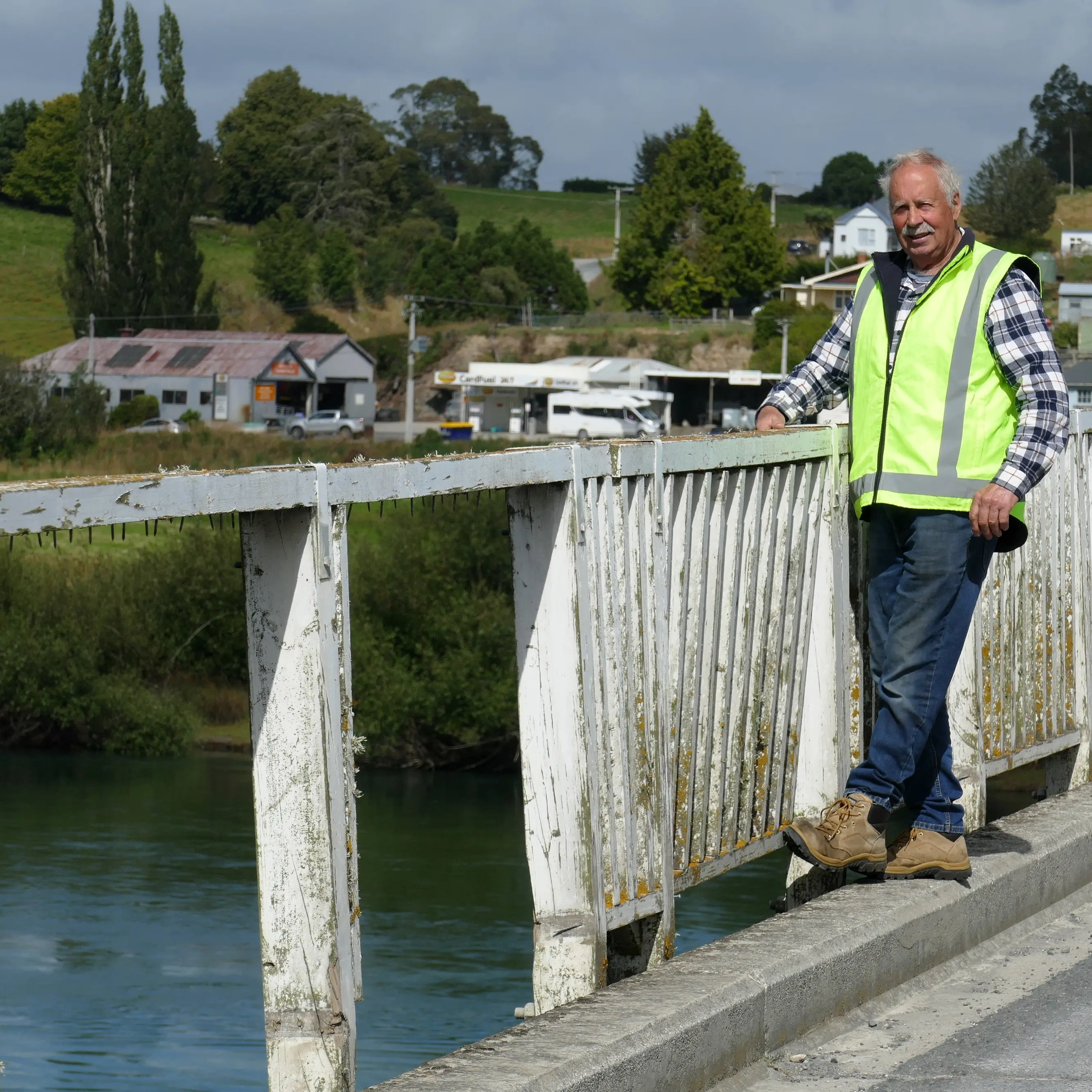 Bollards squeeze out bridge bangers