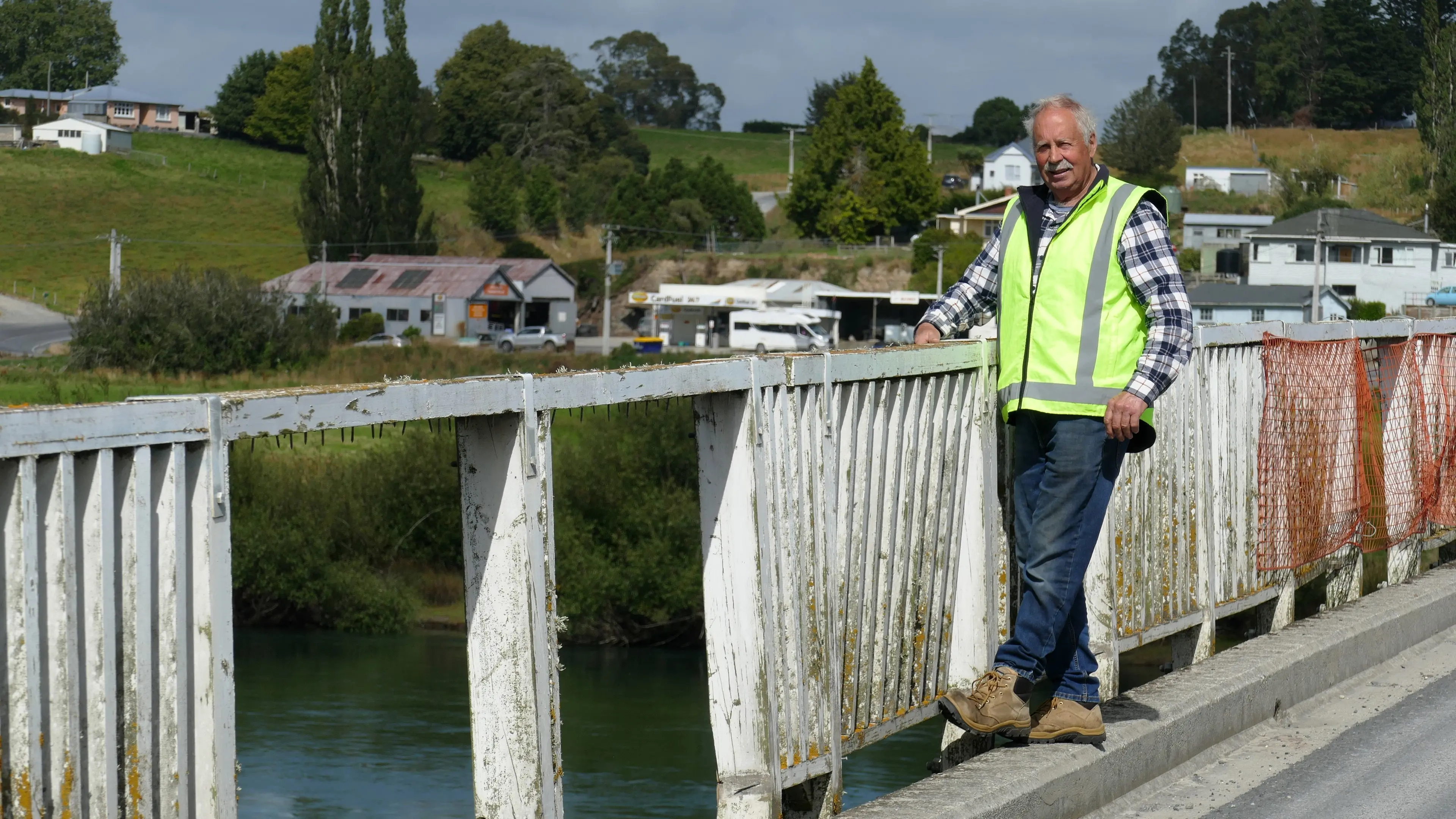 Bollards squeeze out bridge bangers