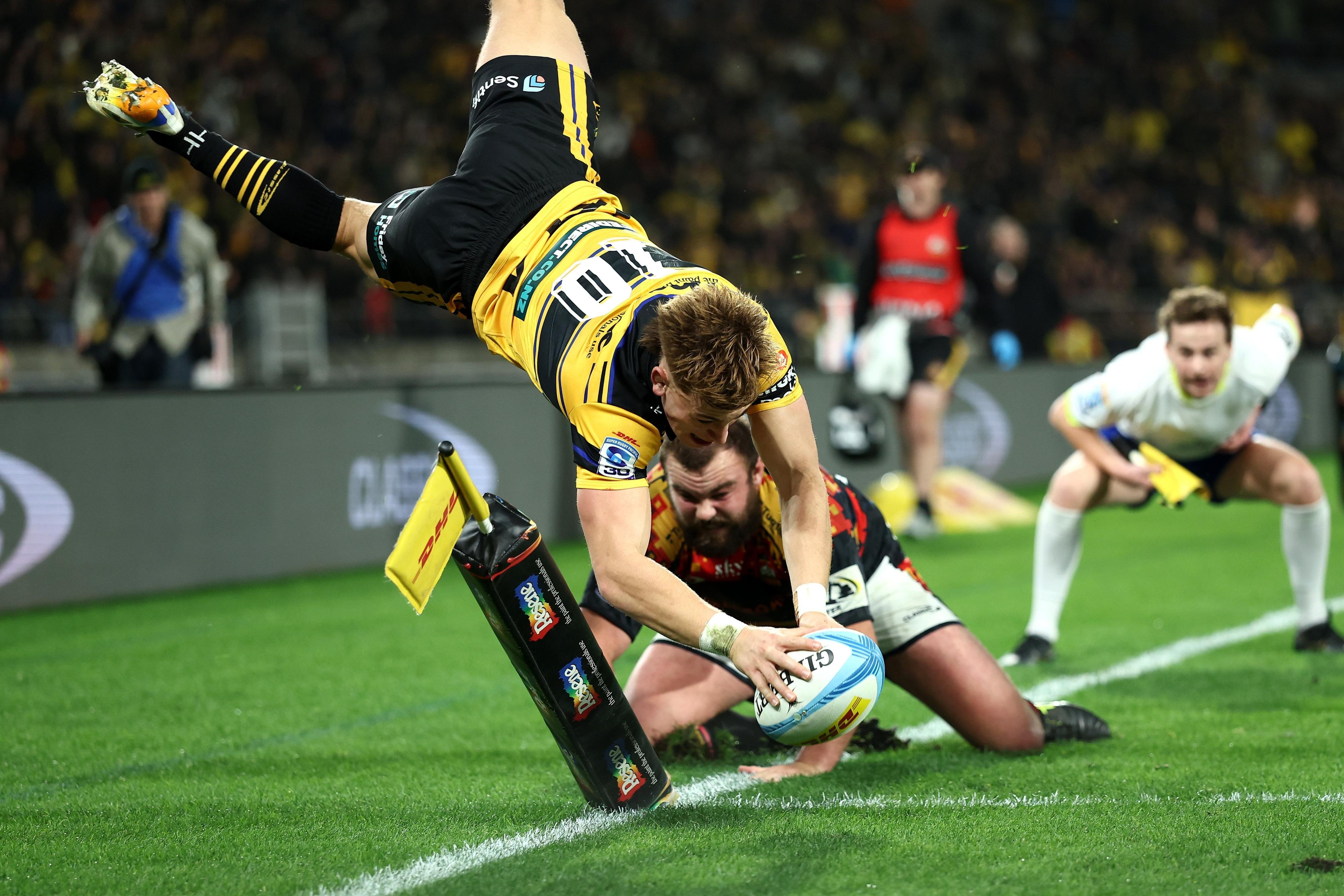 Hurricanes blow Chiefs away