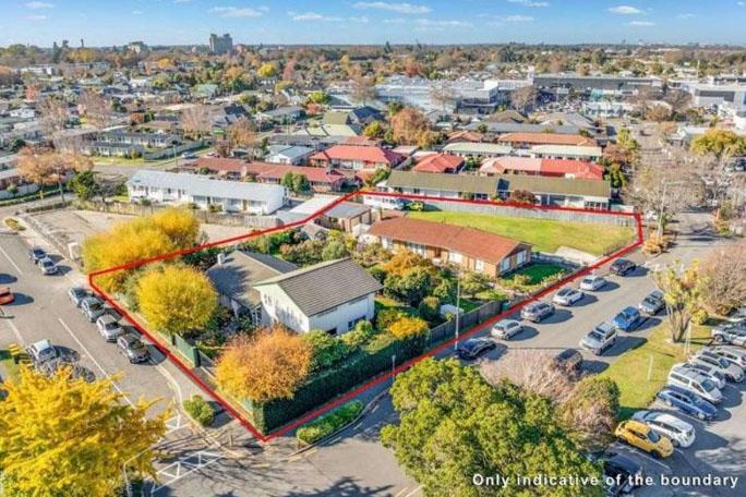 Sibling 'neighbours' sell homes for more than $4m