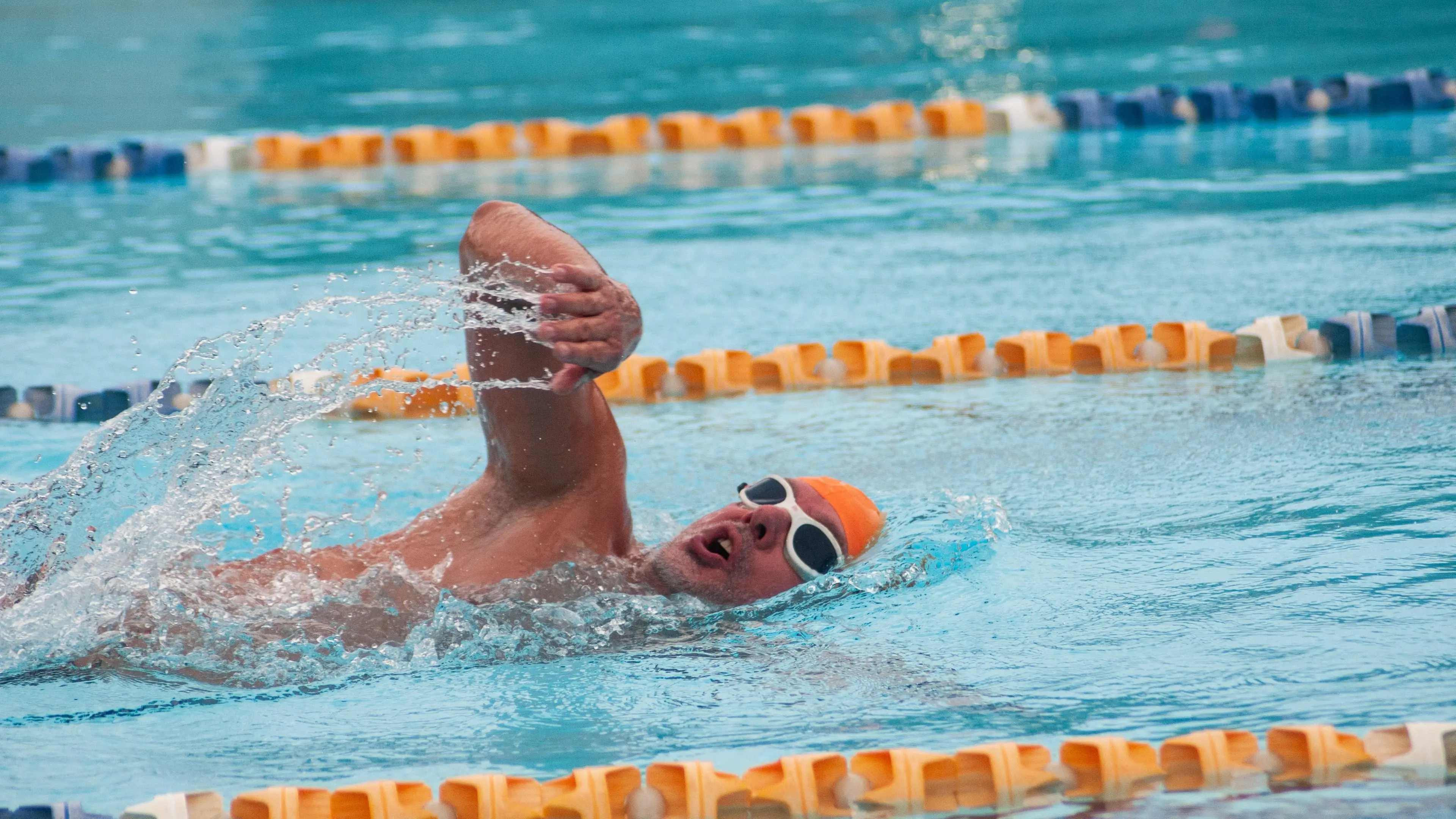 Extreme swimmers face icy dip
