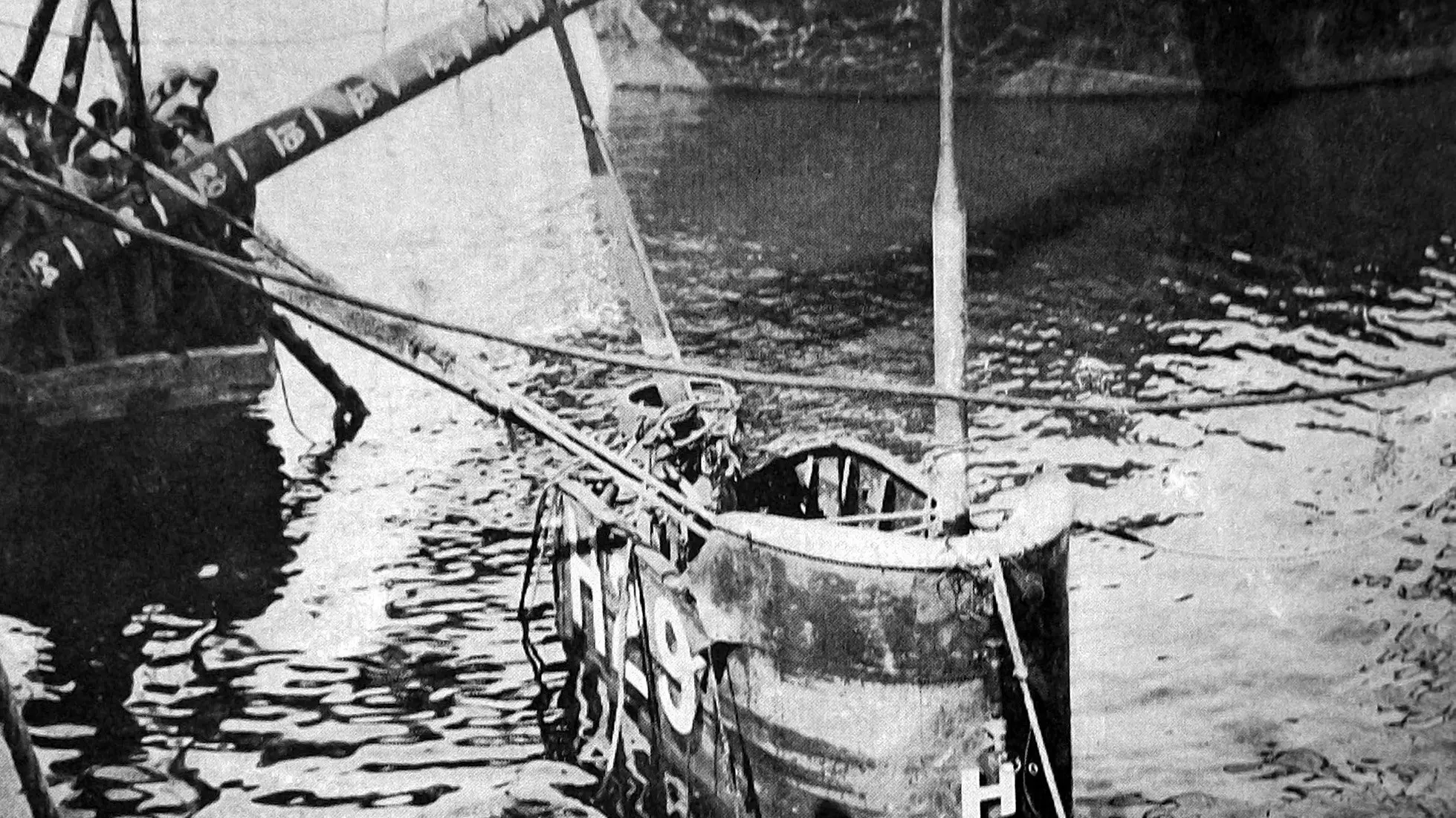 Submarine sinks at dock