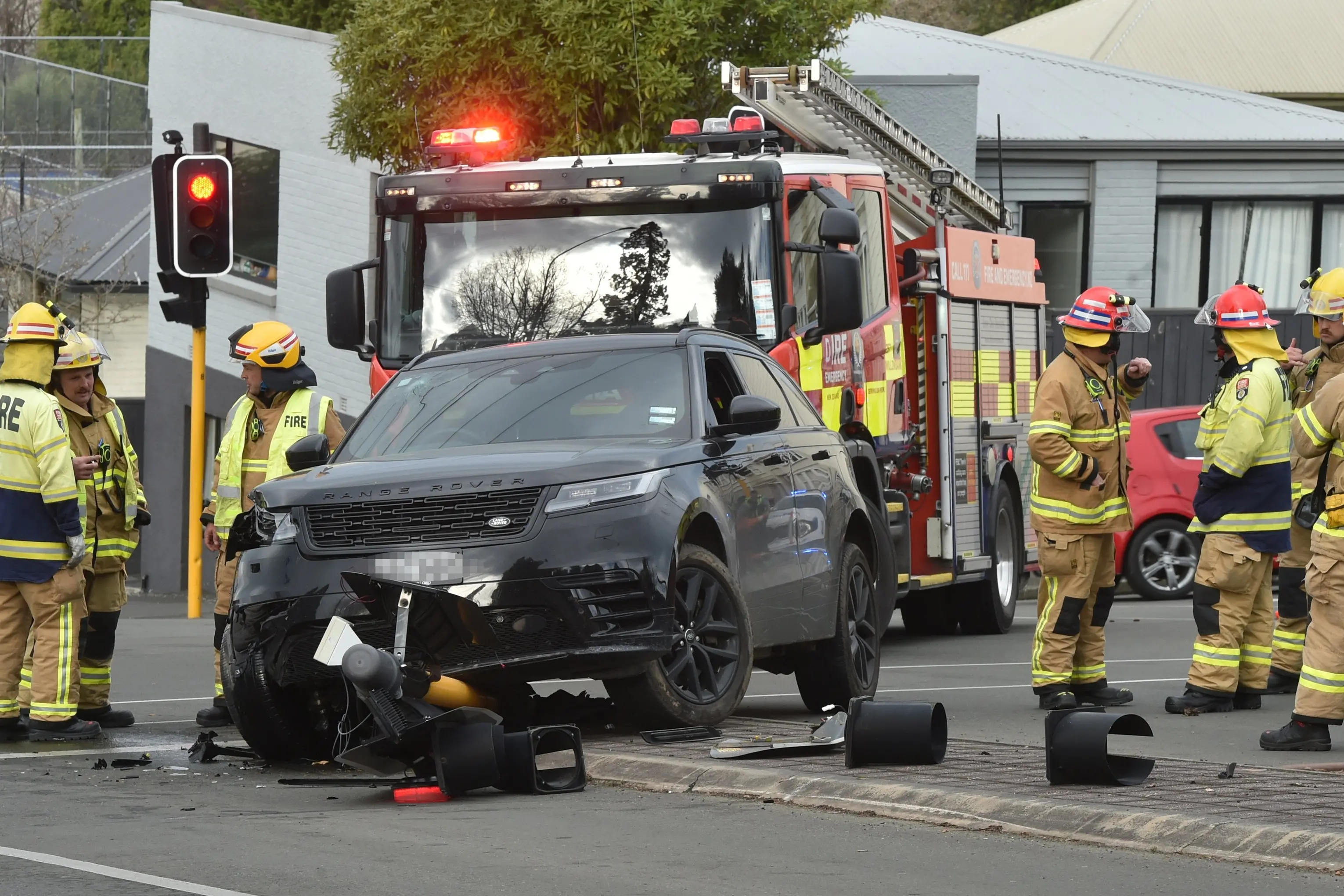 Range Rover runs (over) red light in central Dunedin