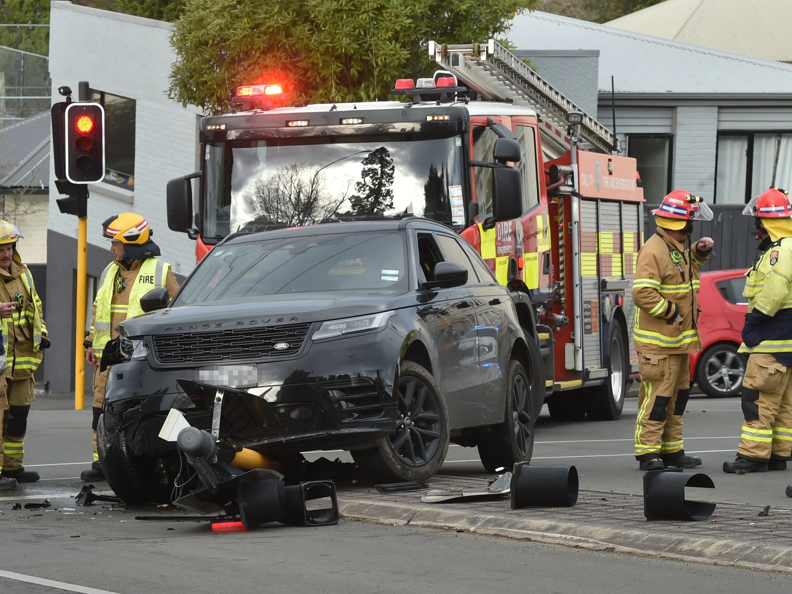 Range Rover runs (over) red light in central Dunedin