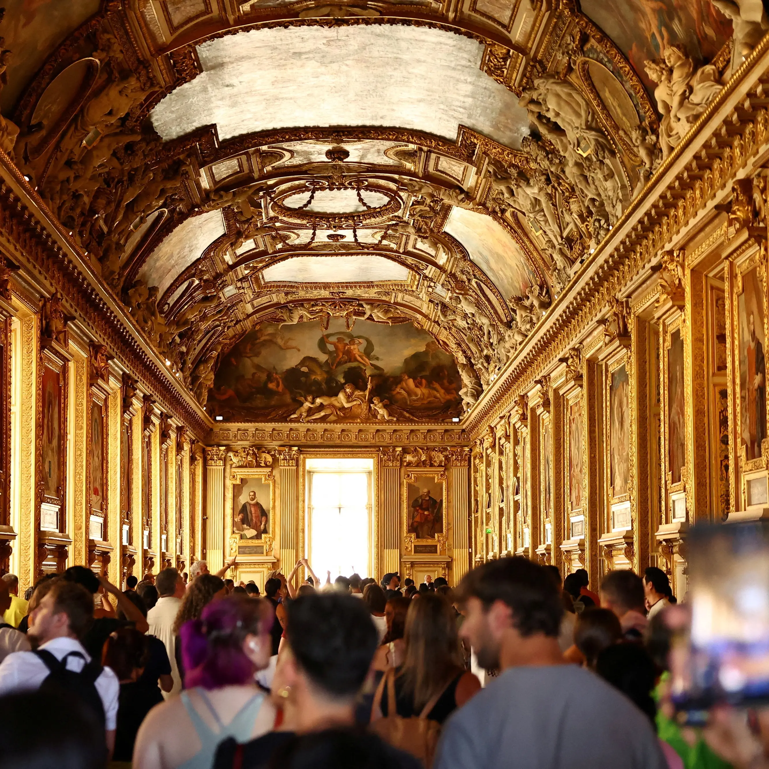 Louvre gallery reopens with no jewellery after heist