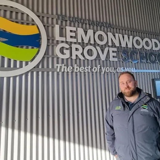 School set to keep open plan classrooms despite minister’s advice