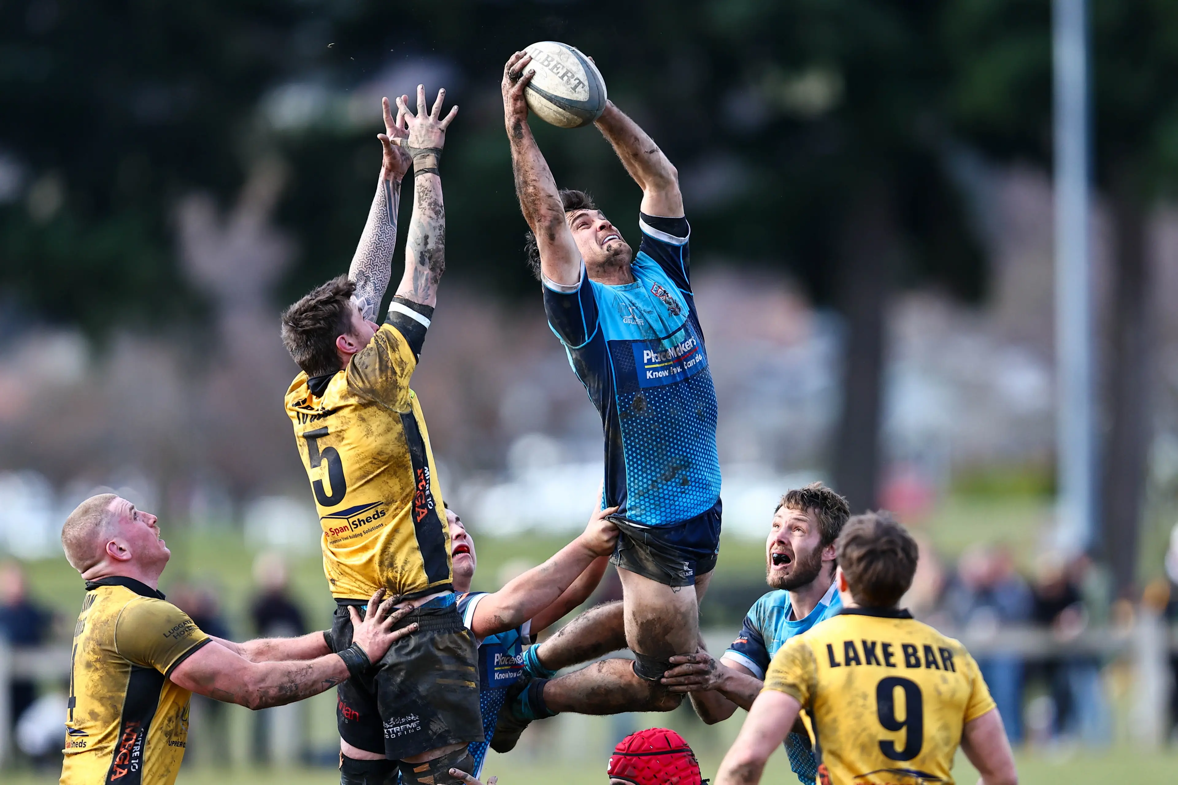 Clean take: Watched by teammate Joe Tingle, veteran Wakatipu flanker Tom Ria takes good\\u00A0lineout ball in last Saturday\\u2019s Central Otago final in W\\u0101naka. \\nPhoto: James Allan Photography