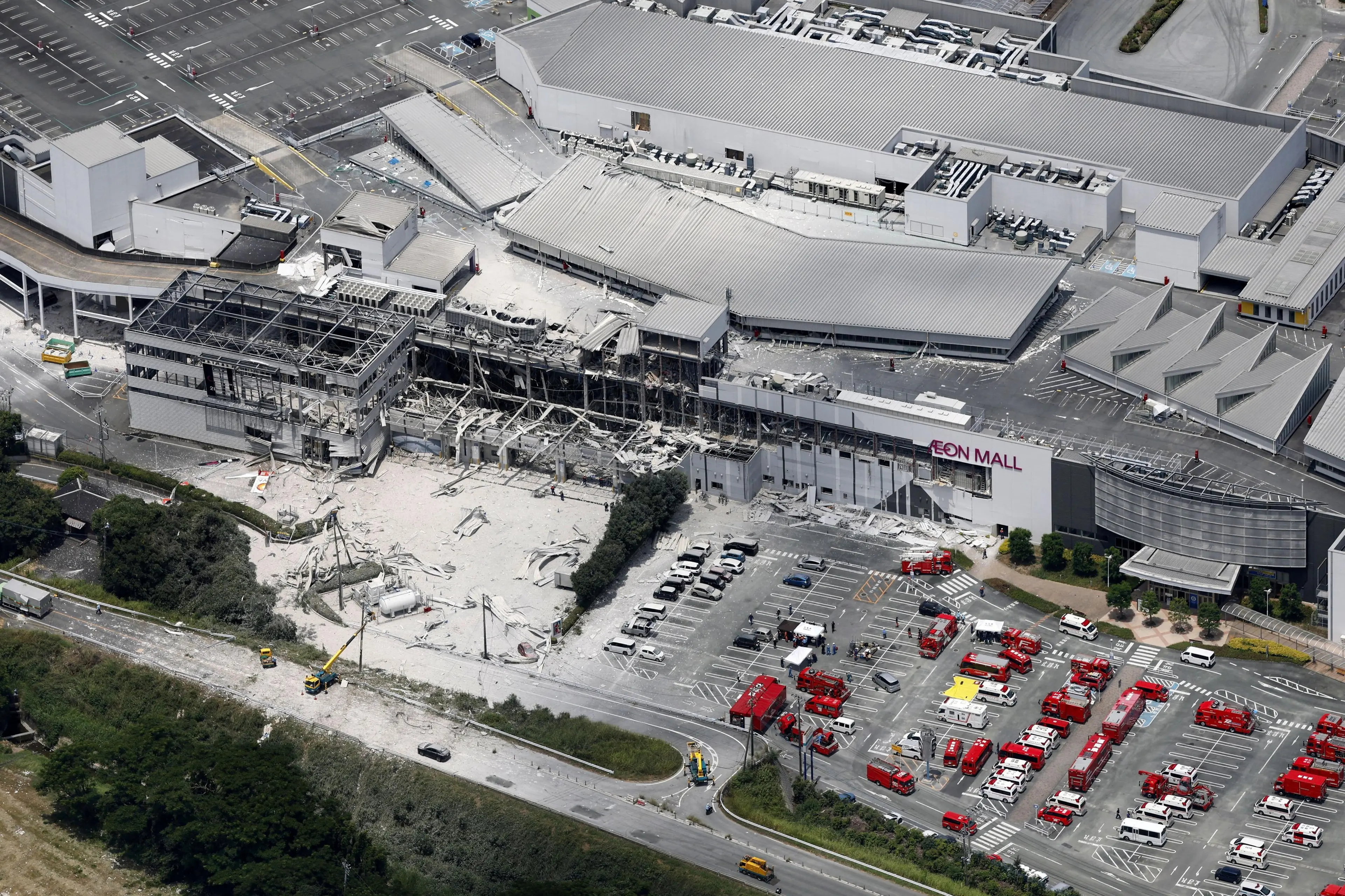 An explosion tore through the Aeon Mall mall an hour after a 7.1-magnitude quake struck the southern Kumamoto prefecture. Photo: Kyodo/via Reuters