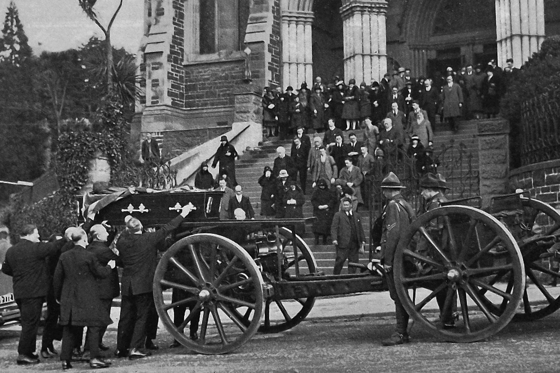 Pallbearers load the coffin of Lieutenant Cecil Henry Street on to a gun carriage at St Joseph\\'s Cathedral, Dunedin. Photo: <i>Otago Witness</i>, issue 3783, September 14, 1926, page 46