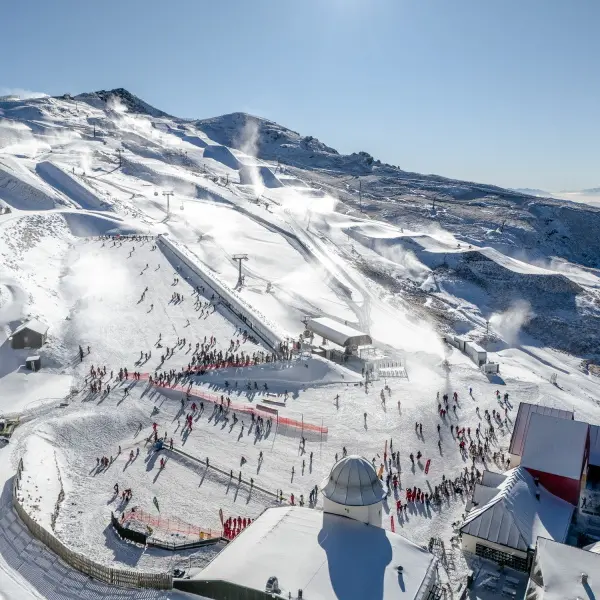 Young Chinese skiers hitting southern slopes