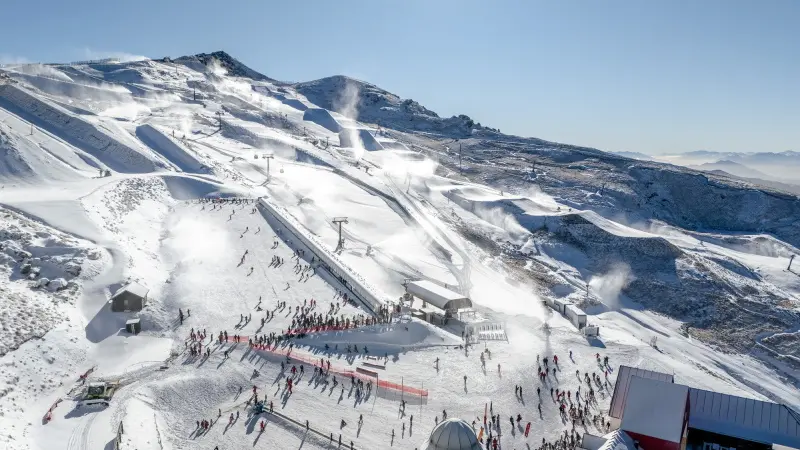 Young Chinese skiers hitting southern slopes