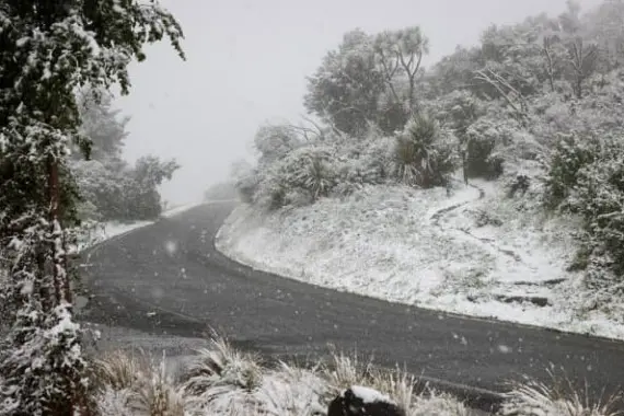 Heavy snow on Summit Rd in Christchurch on Tuesday. Photo: RNZ / Nathan Mckinnon