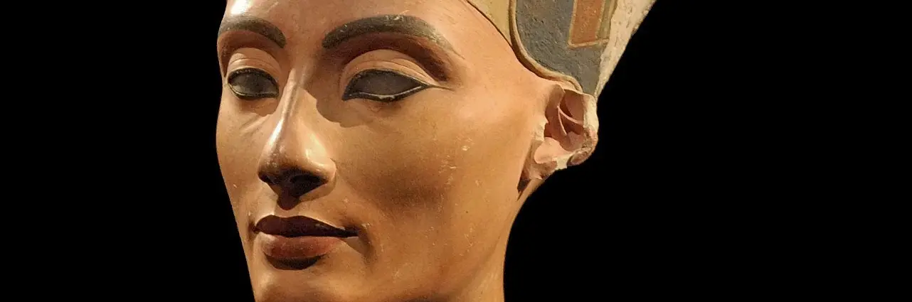 The famous Nefertiti Bust, Neues Museum. Photo: Philip Pikart, CC BY-SA 3.0, via Wikimedia Commons