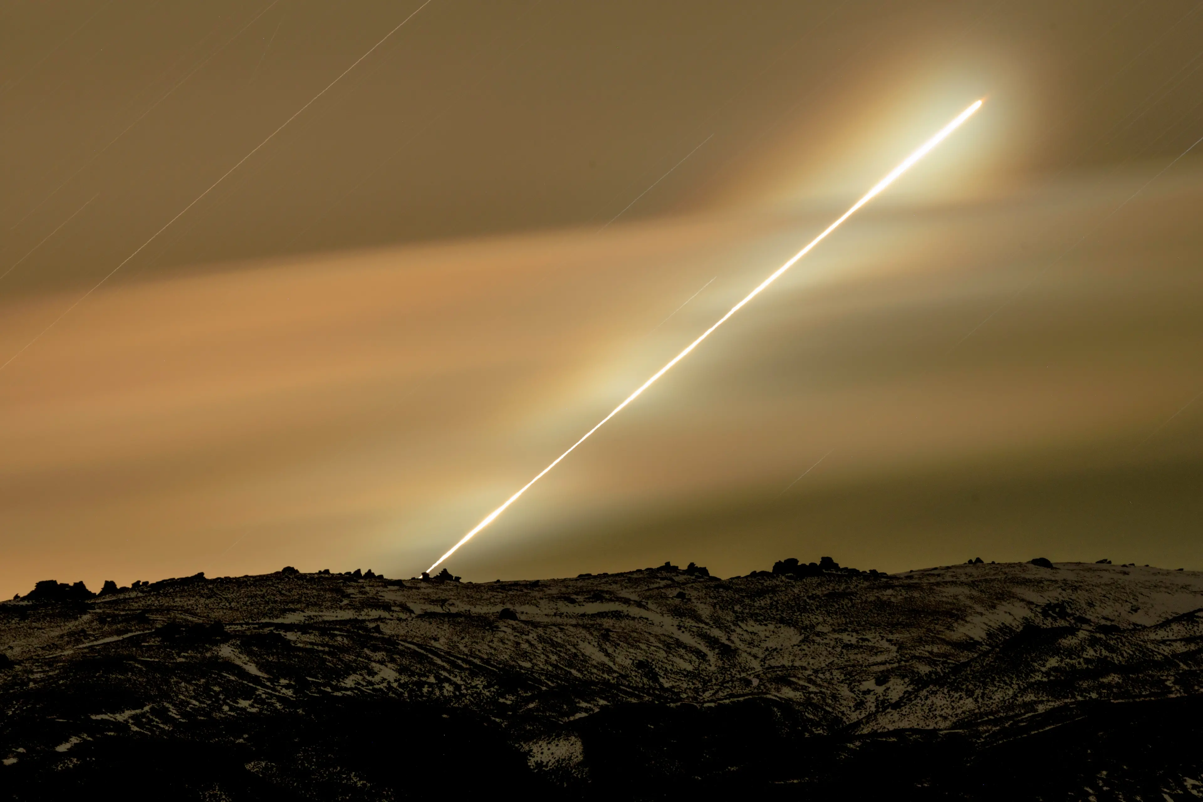 A long exposure photo of Venus setting behind the Rock and Pillar Range. Photo: Ian Griffin