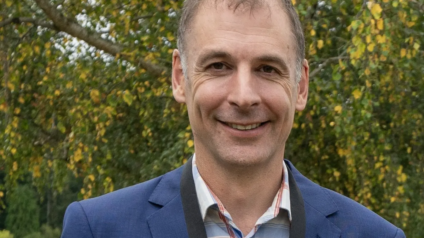 Last-minute courting as council makes decision